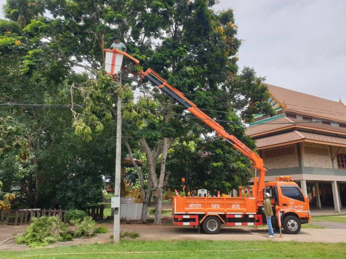 กองช่างตัดกิ่งไม้ที่หักพาดบนสายไฟฟ้า ณ บริเวณ วัดเสมาใหญ่ หมู่ที่ 1