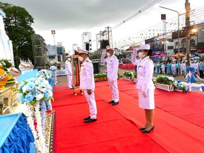 เข้าร่วมพิธีถวายเครื่องราชสักการะและวางพานพุ่น และพิธีจุดเทียนถวายพระพรชัยมงคล  เนื่องในโอกาสมหามงคลเฉลิมพระชนมพรรษา 90 พรรษา สมเด็จพระนางเจ้าสิริกิติ์ พระบรมราชินีนาถ พระบรมราชชนนีพันปีหลวง ณ บริเวณลานอเนกประสงค์หน้าสระใหญ่